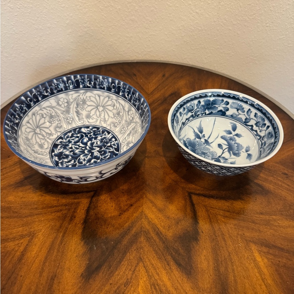 2 Blue and White Porcelain Decorative Bowls In Excellent Condition - Picture 1 of 12